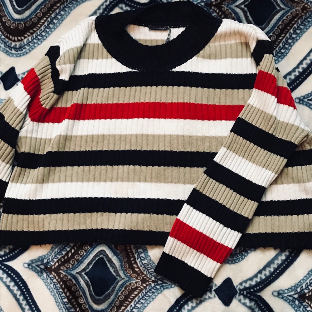 Knitted long sleeve crop top